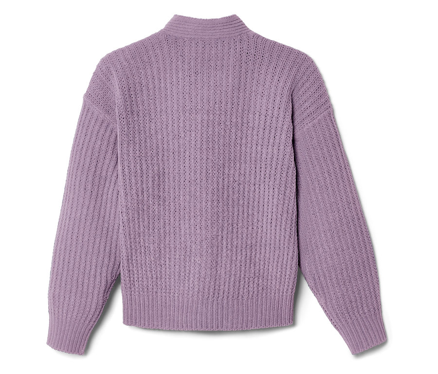 Egy lila kötött garbós pulóver közeli képe.