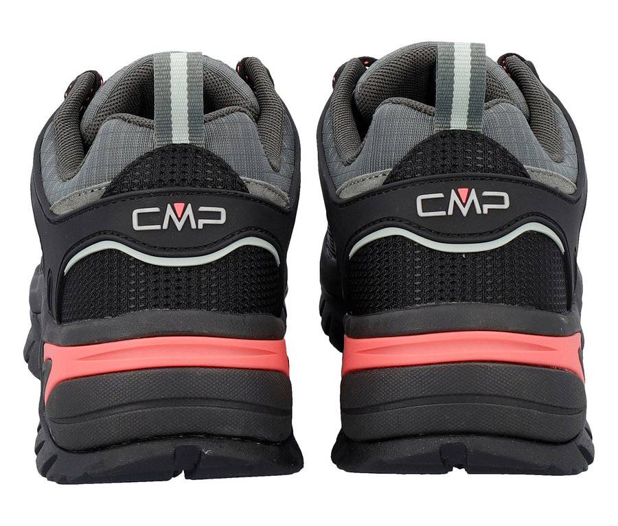 Hátulnézet két szürke és fekete CMP túrabakancsról korall színű díszítéssel.