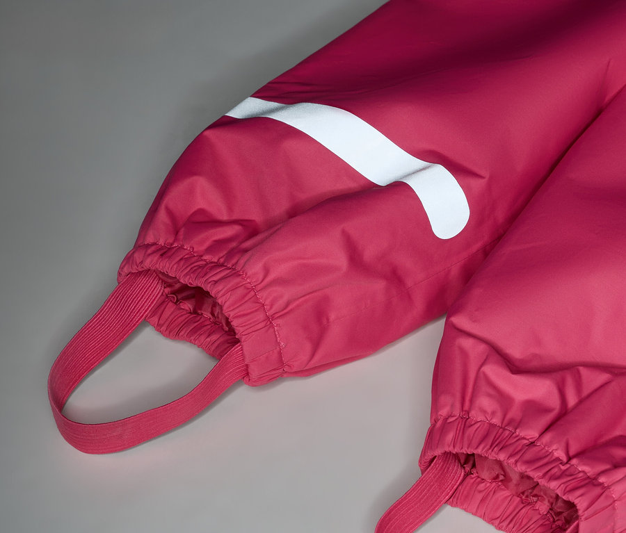 Közelkép egy rózsaszín nadrágról, fehér csíkkal és gumiszalagokkal.