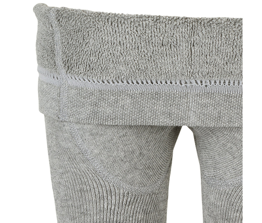 Szürke kötött leggings közelképe felhajtott derékrésszel, melynek belső oldala frottír textúrájú.