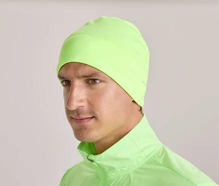 Férfi neon zöld sapkában és hozzá illő dzsekiben.