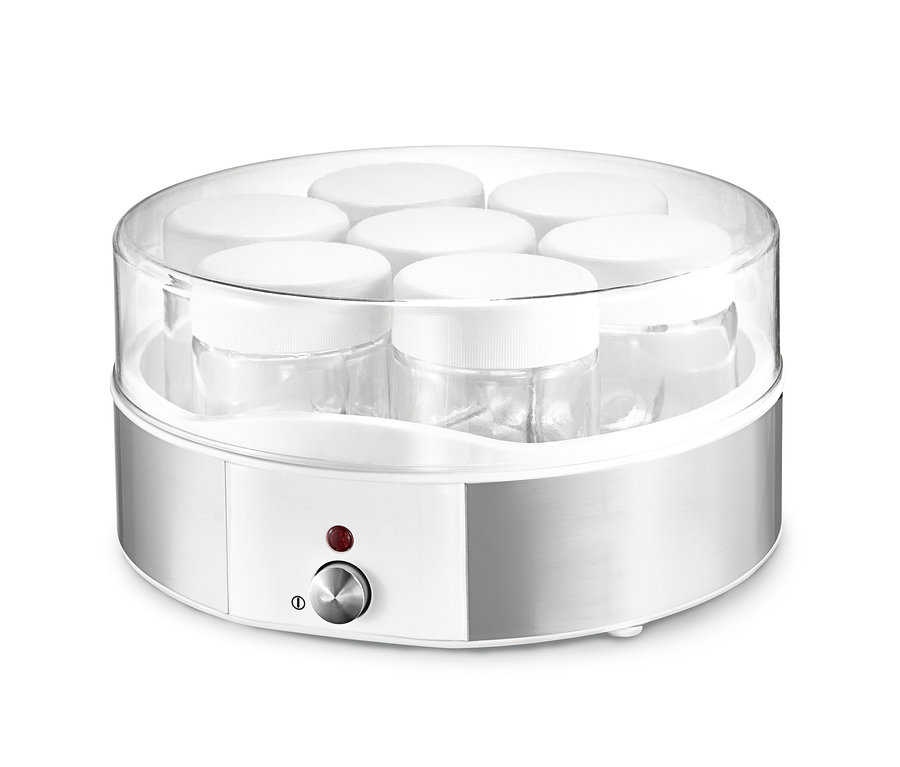 Elektromos joghurtkészítő hét üveggel, átlátszó fedél alatt.