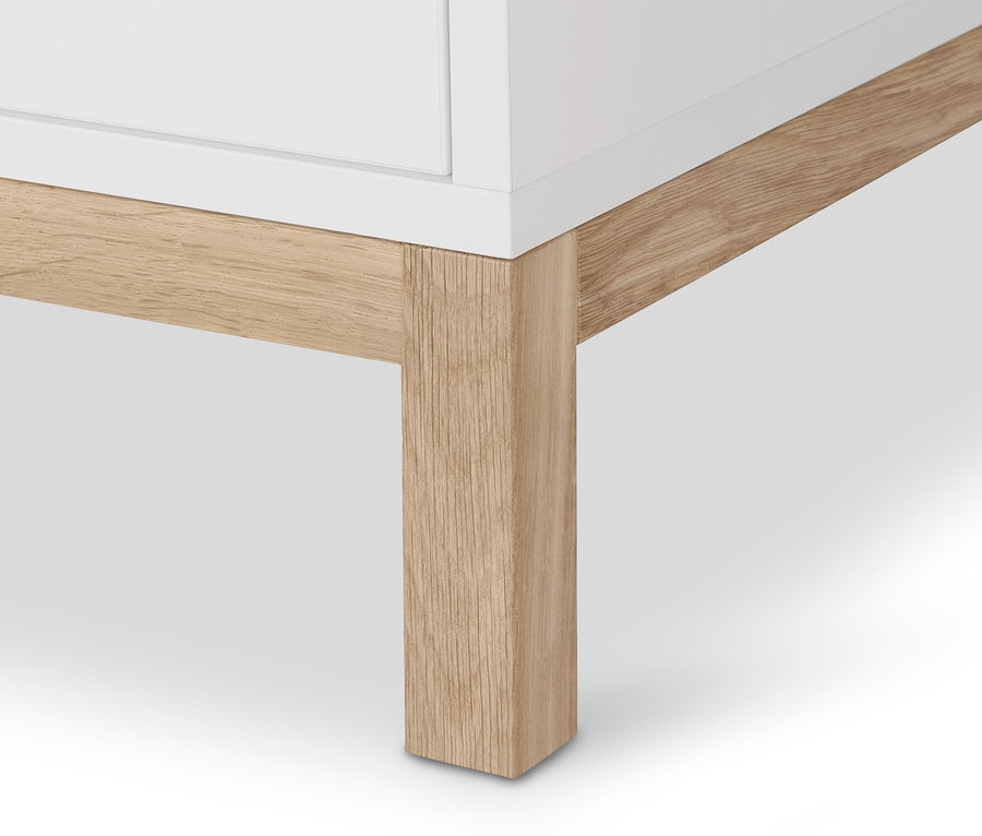 Egy Eklund ruhásszekrény sarkának részlete fa lábbal.