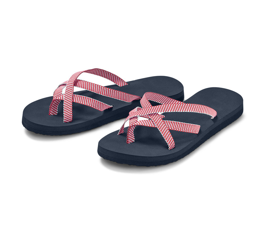 Két kék, piros-fehér pántos női lábujjas papucs.