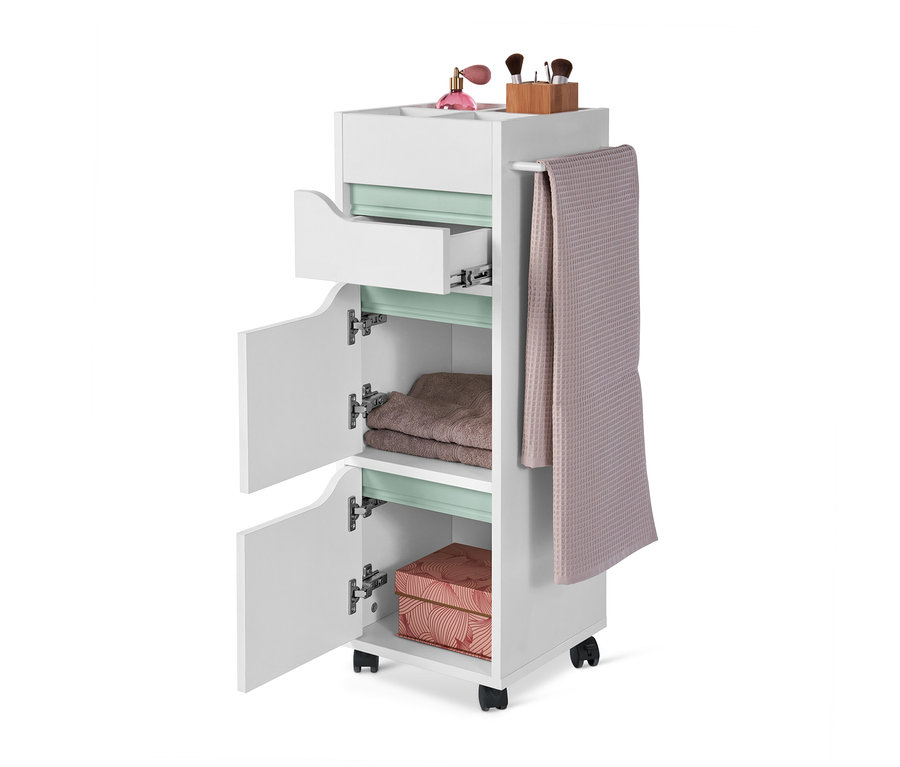 Fehér gurulós fürdőszobai kisszekrény nyitott fiókkal, törölközővel, és nyitott ajtókkal, melyek törölközőket és egy dobozt mutatnak.