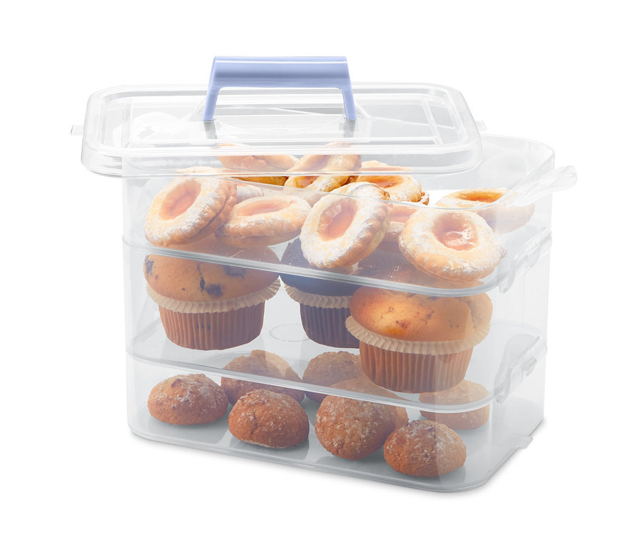 3 egymásra helyezhető tárolódoboz szettben, muffinokkal és kekszekkel.