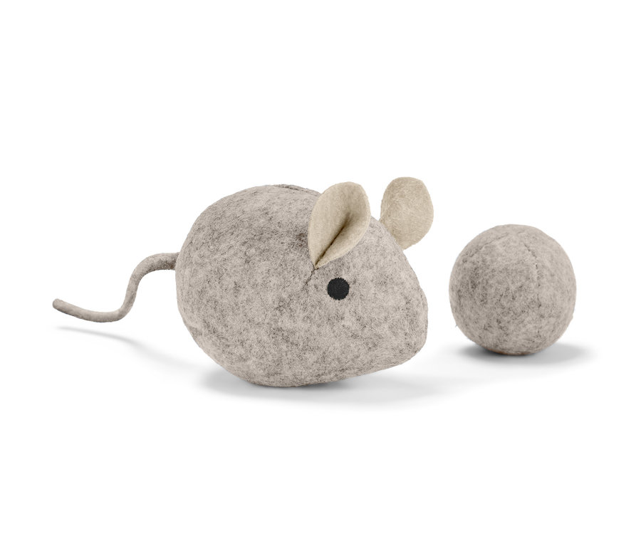 Macskajáték készlet, egér: Szürke szövet egér és labda fekszik fehér alapon.