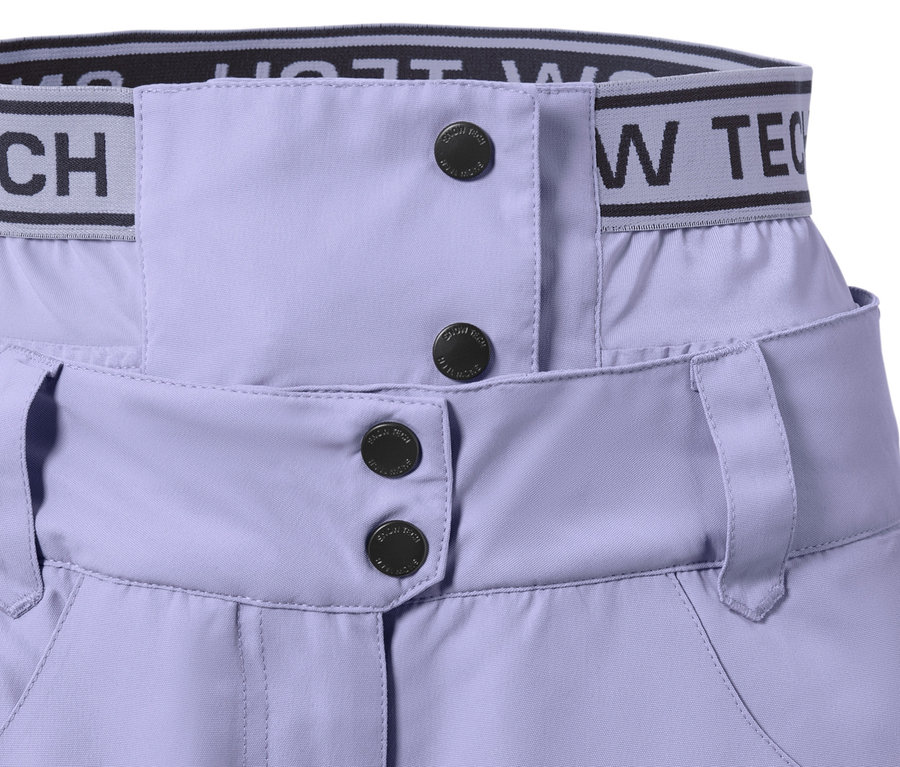 Lila sí- és snowboard nadrág részlete gombos zárással és fekete derékpánttal.