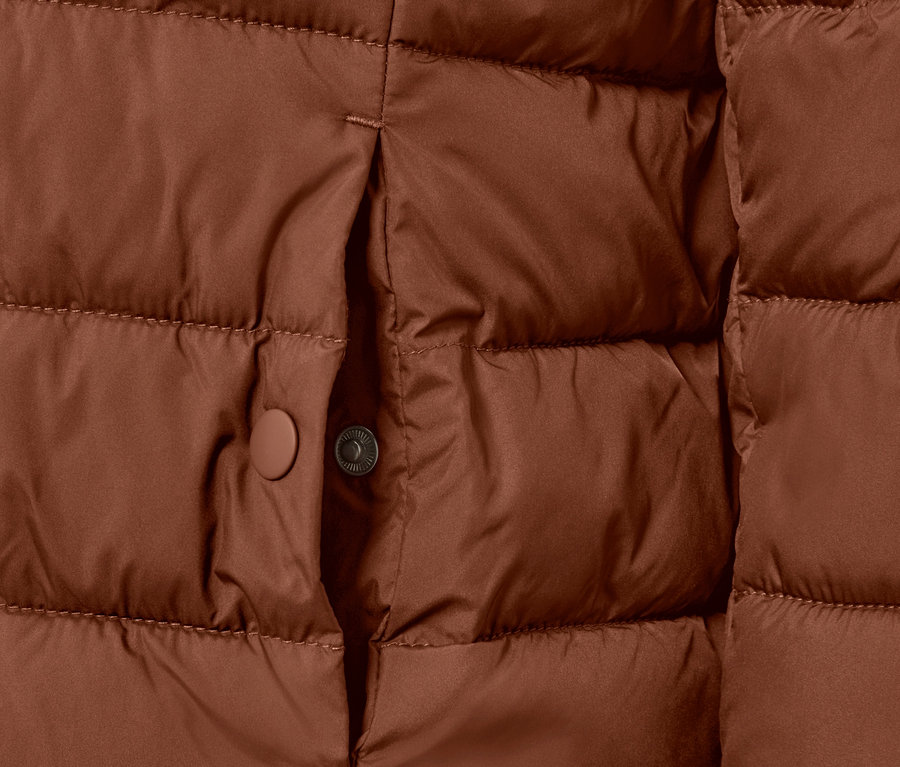 Egy barna, steppelt, kapucnis női dzseki részlete.