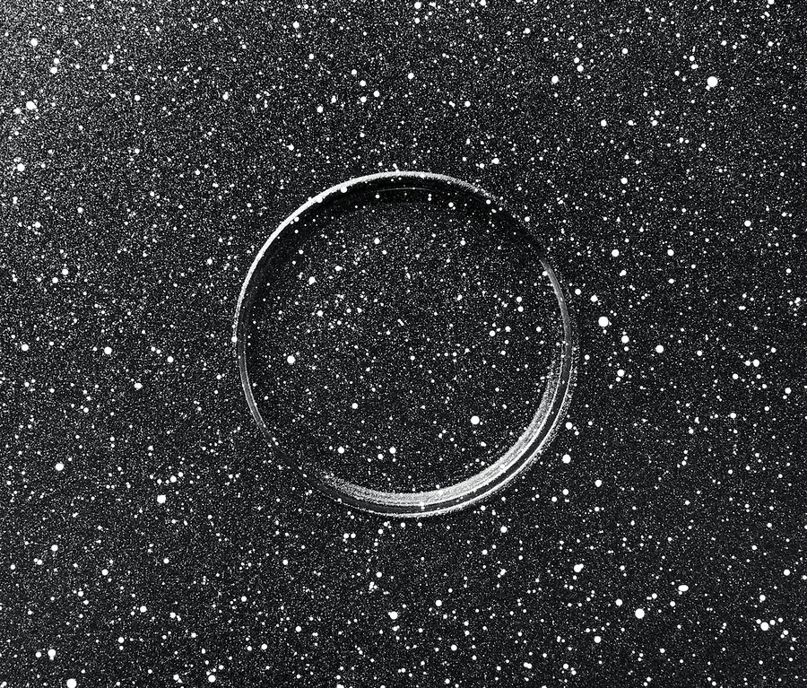 Kő hatású, tapadásmentes profi serpenyő belső felületének közeli képe.