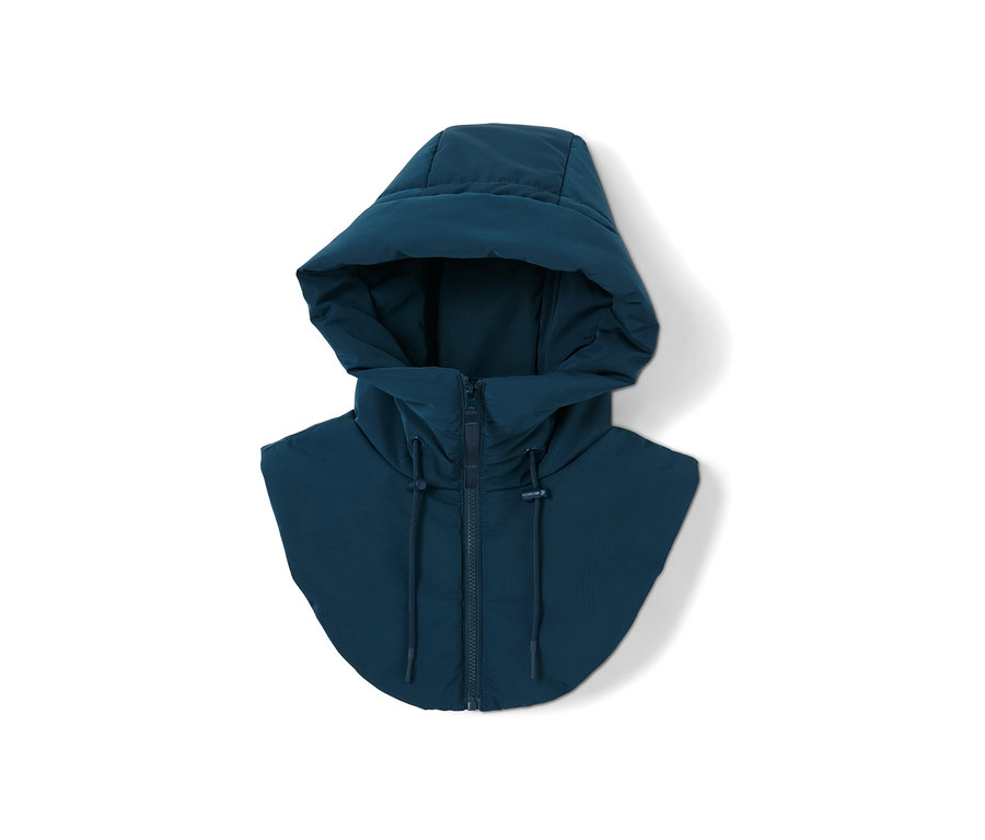 Sötétkék, steppelt kapucni állógallérral, fehér háttérrel.