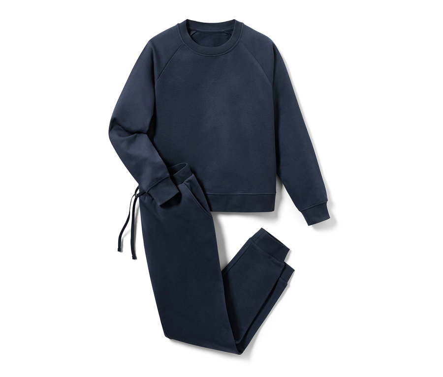 Egy sötétkék női szabadidő szett egy fehér háttéren.