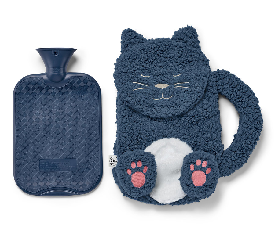 A kék »Macska« termofor egy macska alakú plüss termofor huzat mellett fekszik.