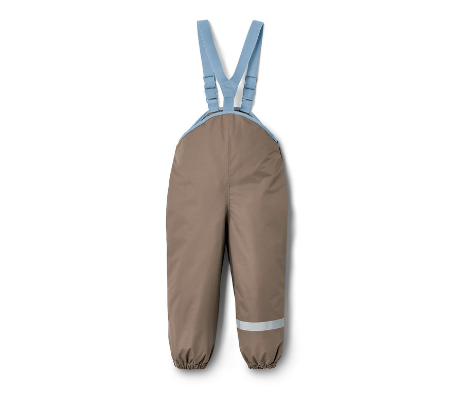 Barna kisgyerek esőnadrág kék pántokkal.