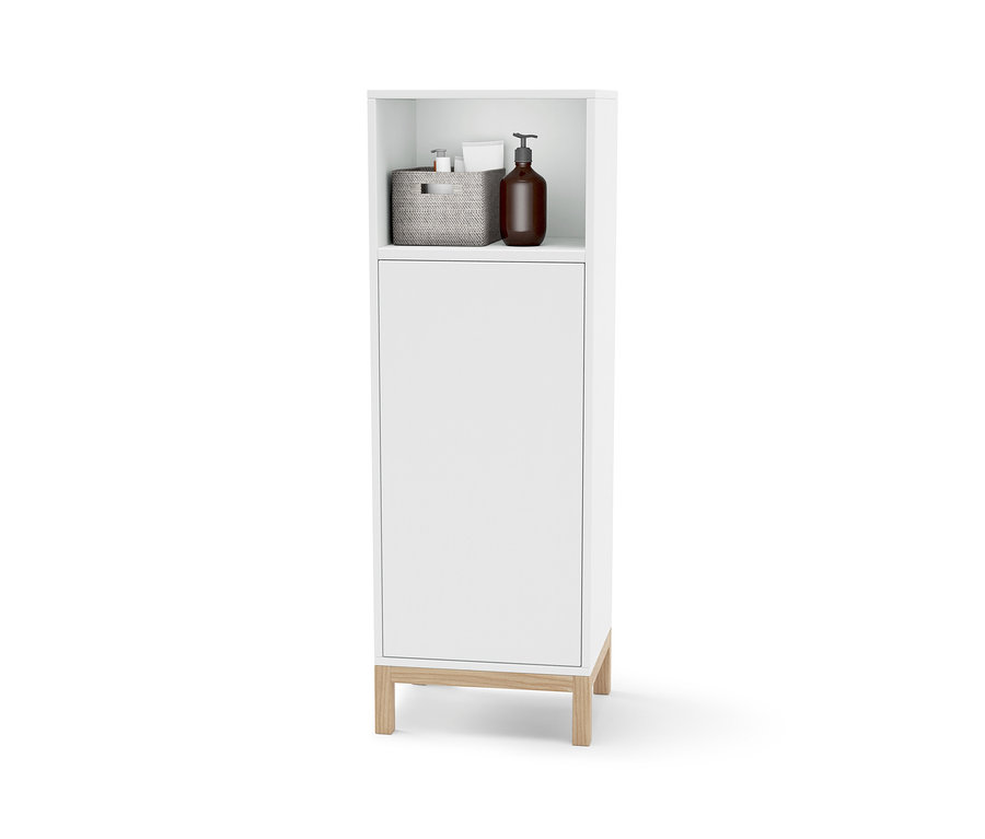Fehér fürdőszobai szekrény nyitott felső polccal, rajta egy kosár és egy barna üveg.