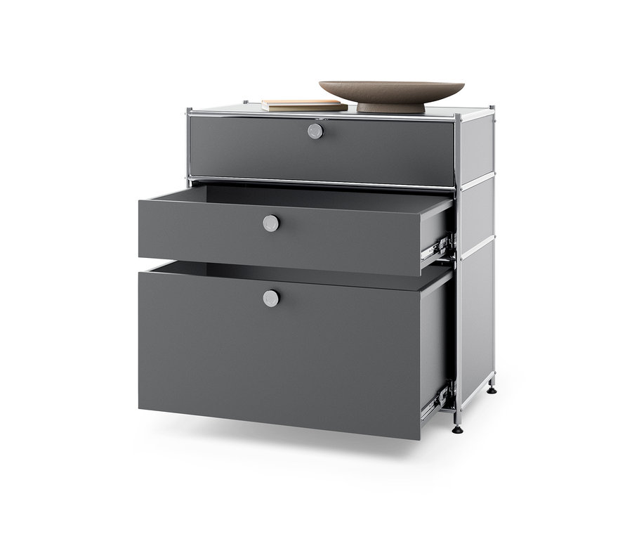 Szürke »CN3« fém komód 3 fiókkal, melyből kettő nyitva van.