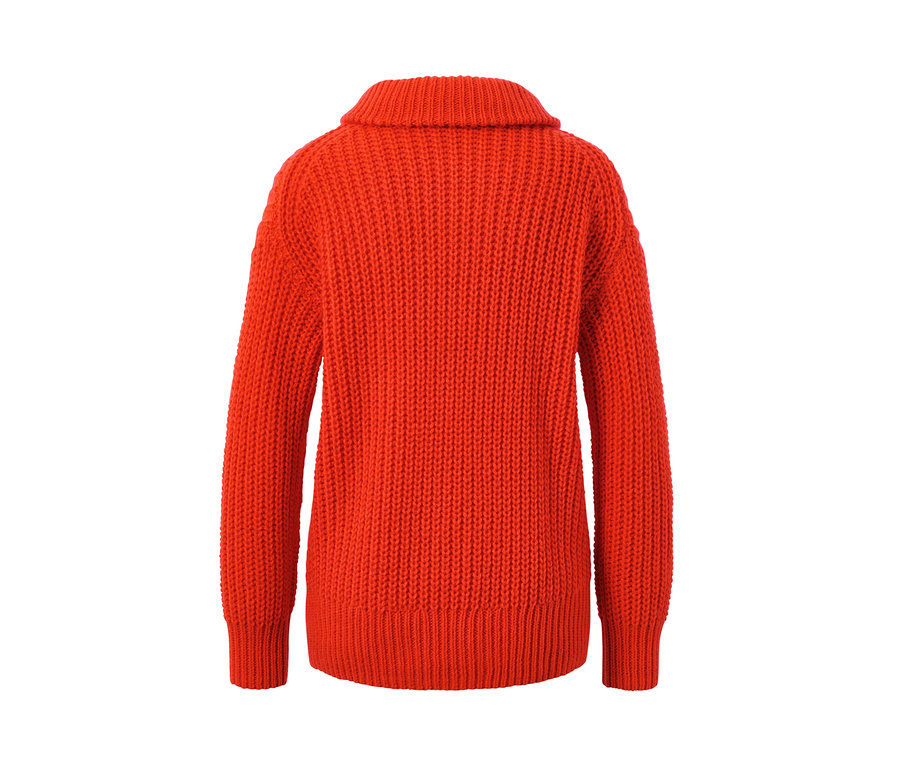 Egy narancssárga, laza kötésű állónyakú pulóver hátulnézetének részlete.