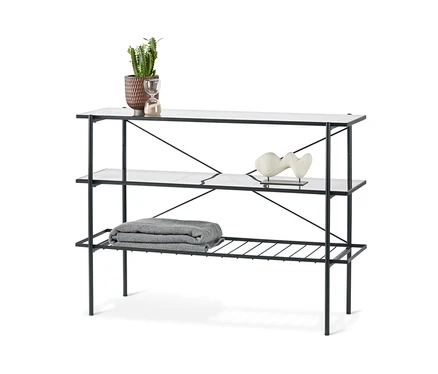 Konzolasztal, szélessége kb. 120 cm, három polccal. A felső polcon egy virágcserép, egy homokóra, a második polcon pedig egy dekoráció található.