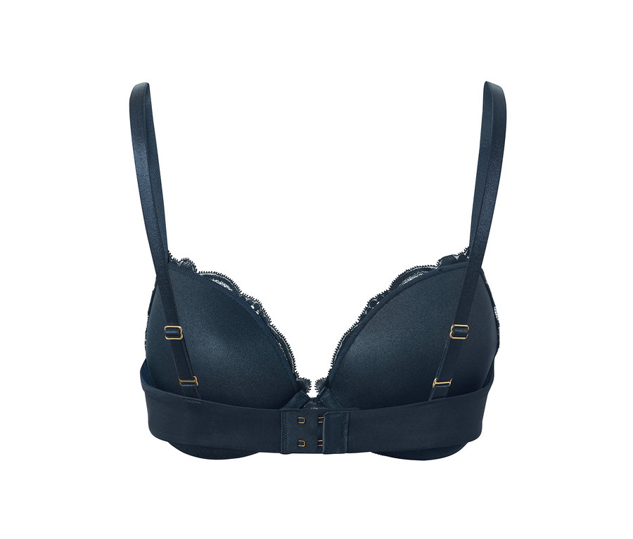 Közelkép egy sötétkék, csipkés push-up melltartó hátulról.