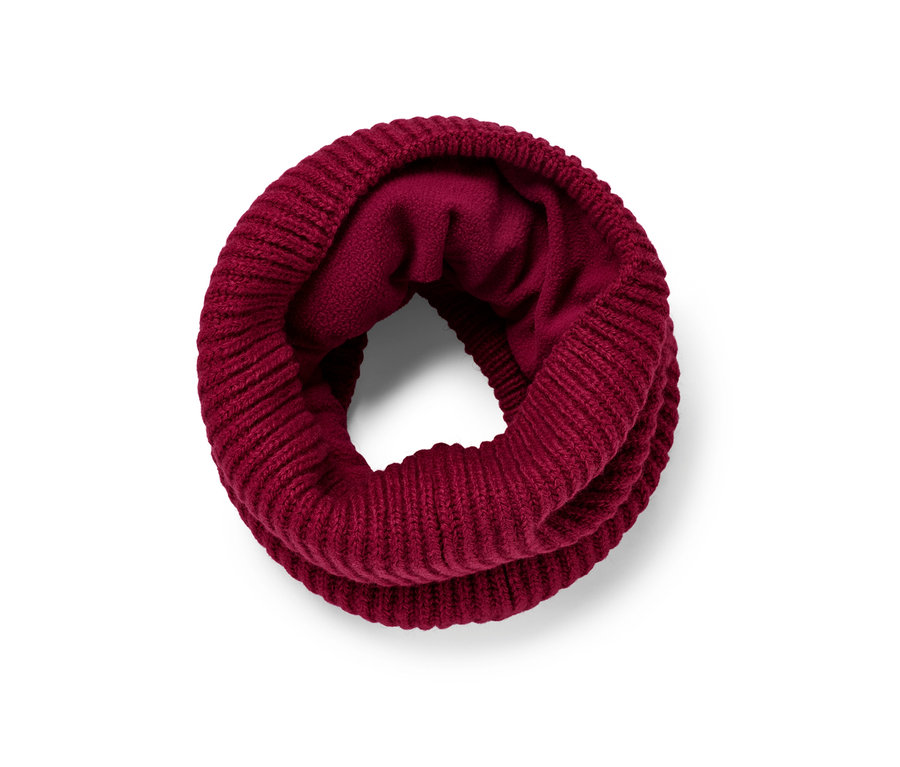 Egy piros kötött csősál.