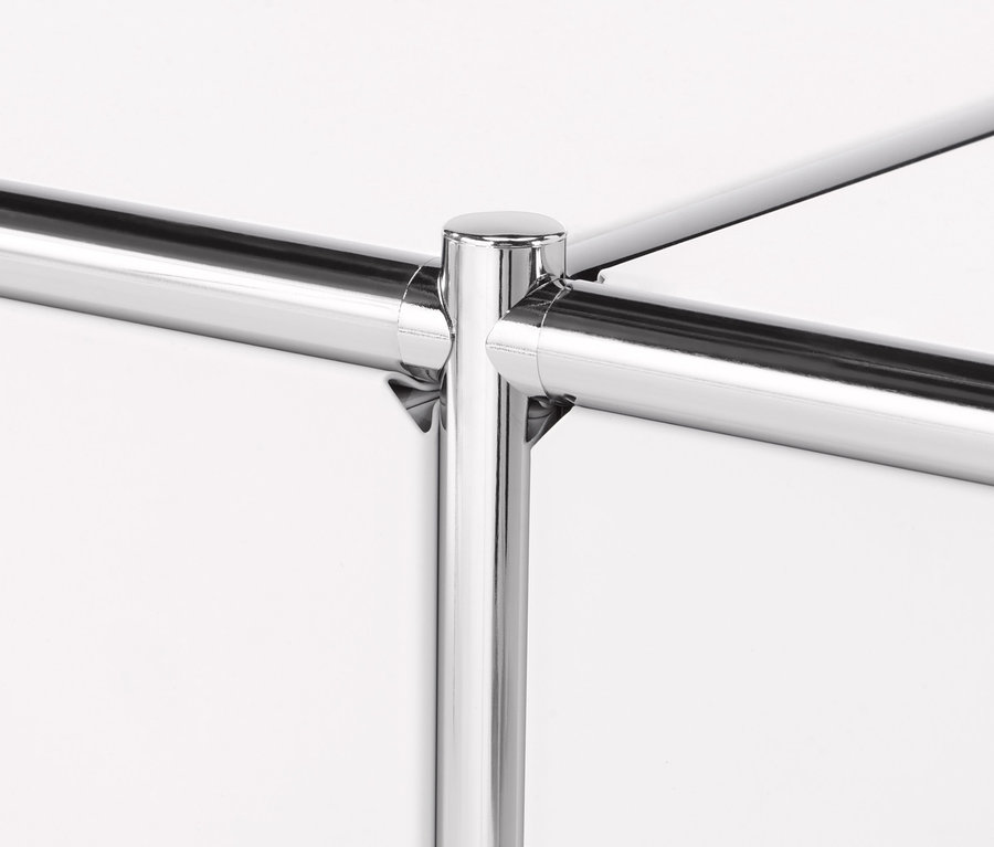 Közelkép egy »CN3« polc krómozott csöveiről.