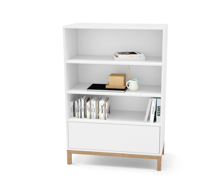 Fehér polcos komód egy fiókkal, a polcokon könyvek és dekorációk.