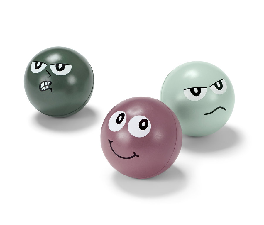 Három stresszoldó labda arcokkal. Az egyik zöld, mérges arckifejezéssel, a másik lila, mosolygós arckifejezéssel, a harmadik pedig világoszöld, bosszús arckifejezéssel.