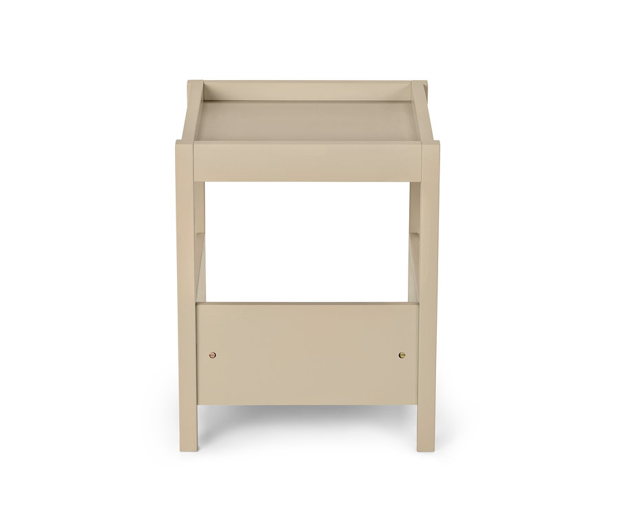 Egy bézs színű asztal fehér háttérrel.