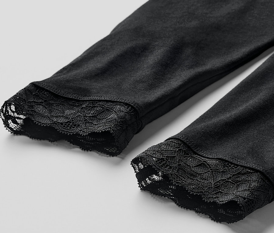 Fekete leggings csipkeszegéllyel részletesen.
