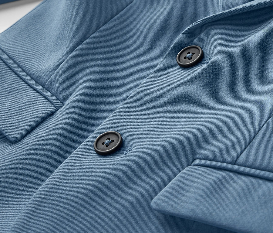 Kék kisfiú zakó részlete gombokkal.