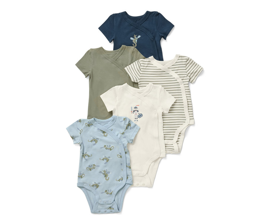 Öt rövid ujjú, állítható hosszúságú kisgyerek body különböző színekben és mintákkal, köztük lovag és sárkány mintával.