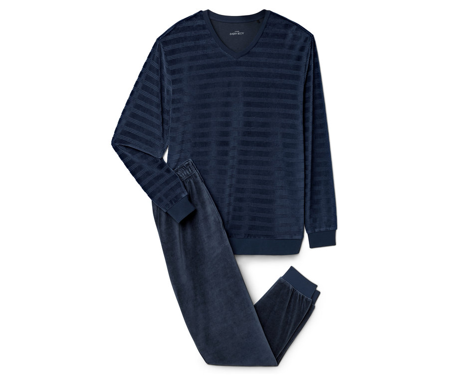 Egy tengerészkék, csíkos, hosszú ujjú pizsama és nadrág fekszik egy fehér háttéren.