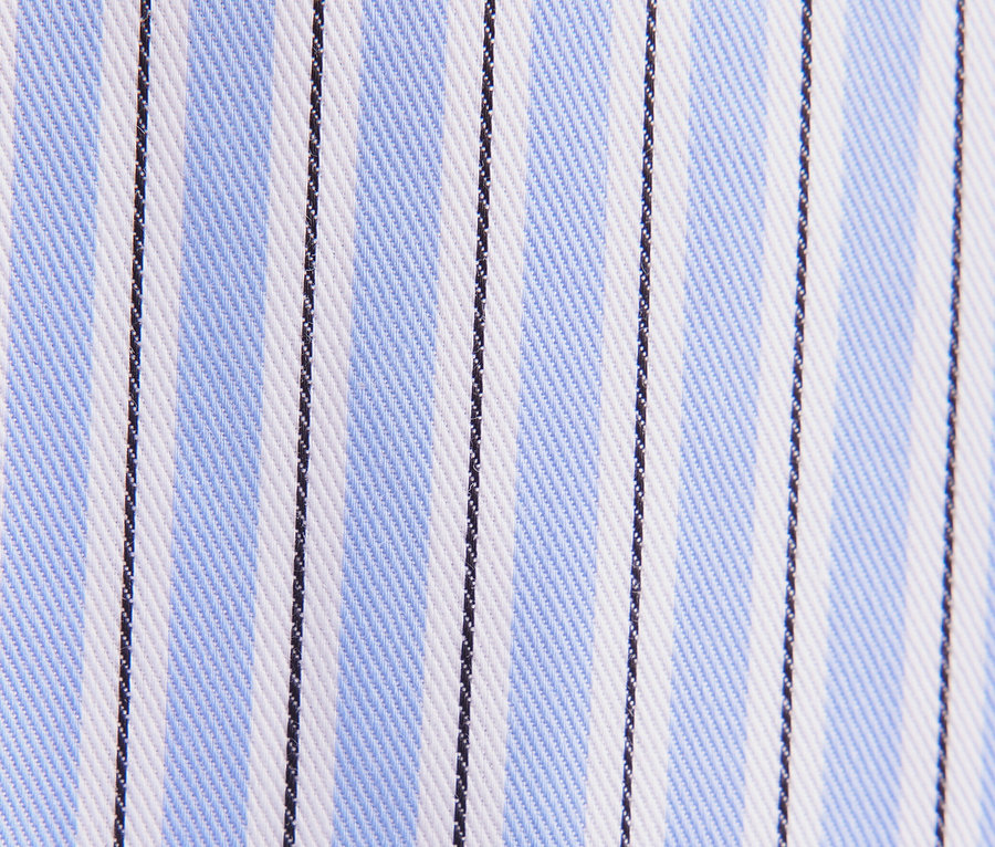 Kék, fehér és fekete csíkos szövet részlete.