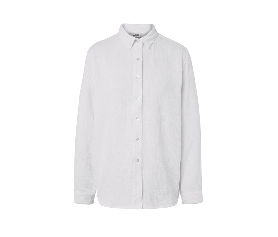 Fehér muszlinblúz, hosszú ujjakkal és gombokkal.