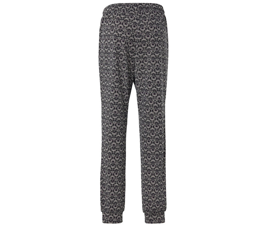 Fekete, virágmintás nadrág.