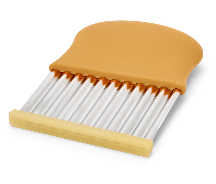 Közelkép egy hullámos sültkrumpli-vágóról, narancssárga fogantyúval és ezüst pengékkel.