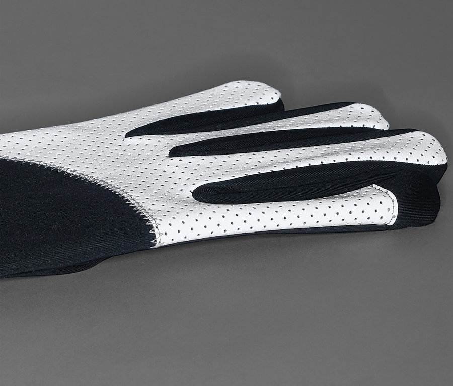 Egy pár Windprotection-Handschuhe közelképe.