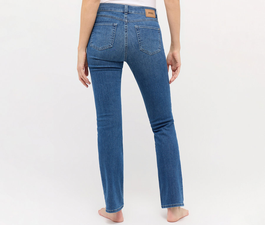Hátulról egy nő látható, aki Angels Jeans »Leni« bootcut farmernadrágot visel.