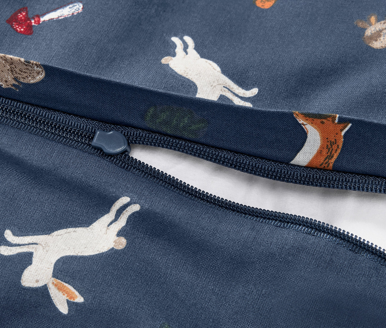 A normál méretű, renforcé gyerekágynemű részlete erdei állat mintával és cipzárral.