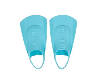 Két világoskék arena márkájú Junior gumiuszony gyerekeknek egymás mellett.