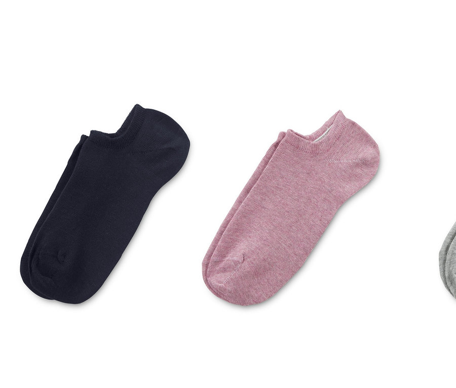 Három pár női bokazokni: sötétkék, rózsaszín és szürke.
