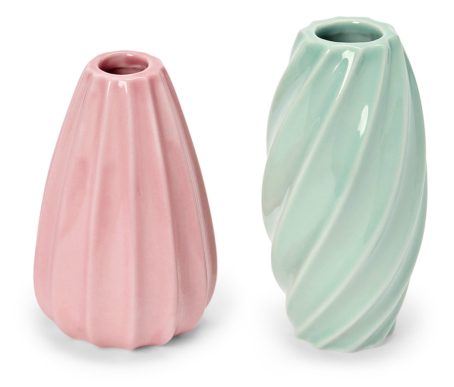 Két váza: egy rózsaszín, függőleges bordákkal és egy világoskék, spirálmintával.