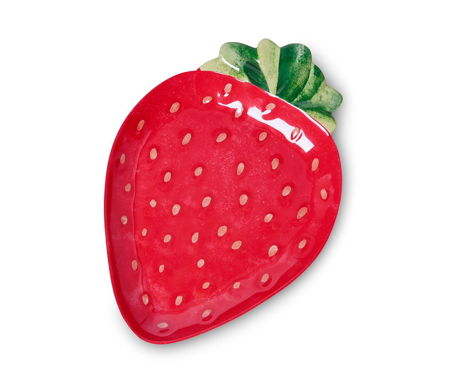 Egy piros, eper alakú kínálótálca fehér pöttyökkel.