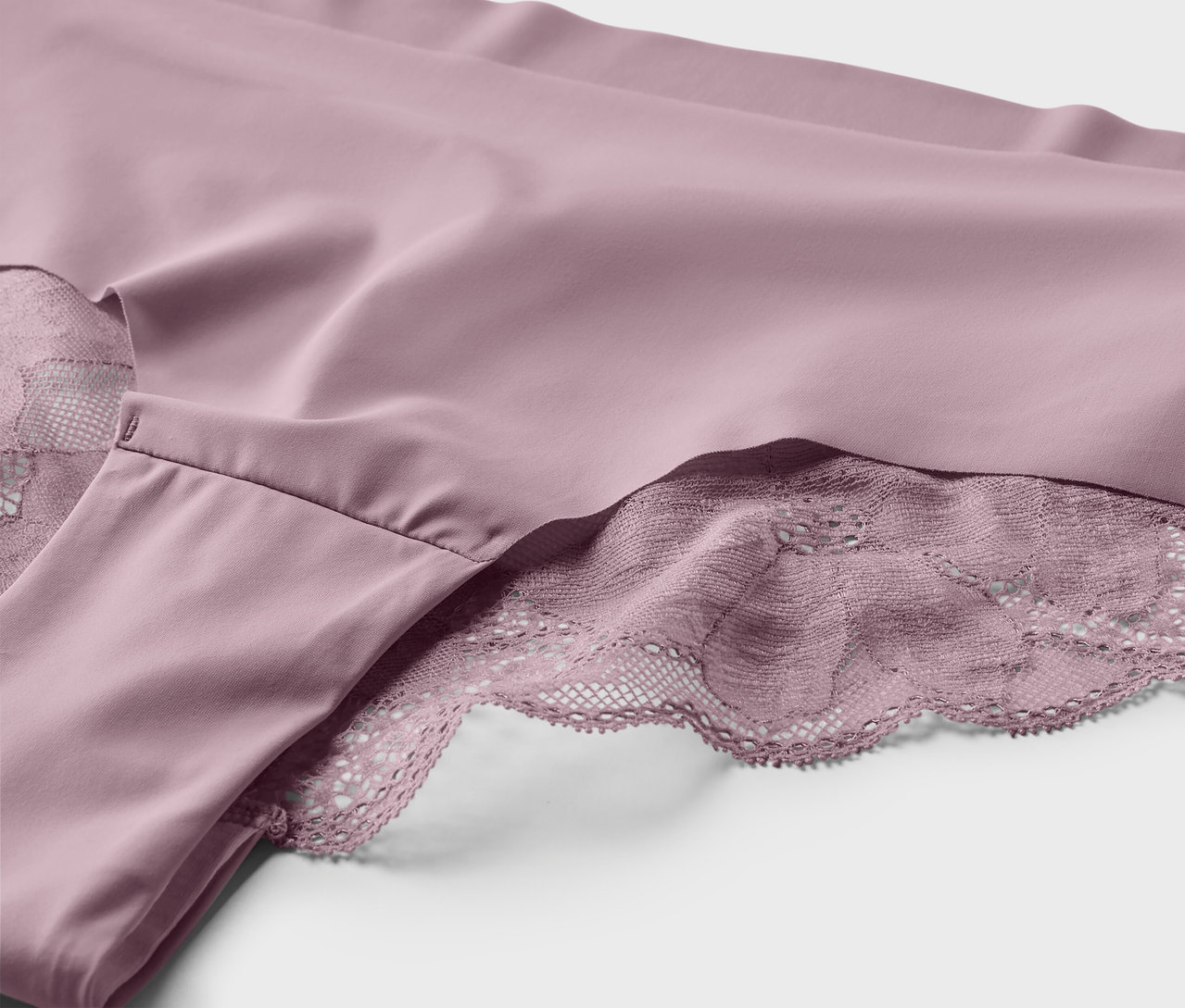 A mályva színű, csipkés 2 Magic Cut brazil alsó részletfotója.
