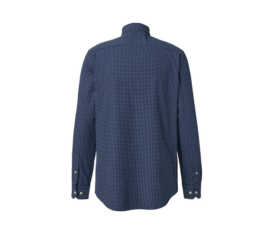 Egy hosszú ujjú, modern szabású ing részlete apró mintával.