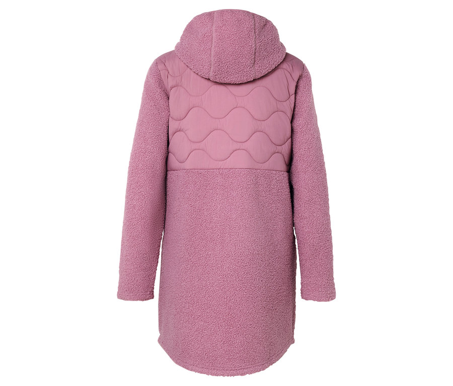 Hátulnézet egy hosszú, rózsaszín, kapucnis kabátról, hullámos steppeléssel.