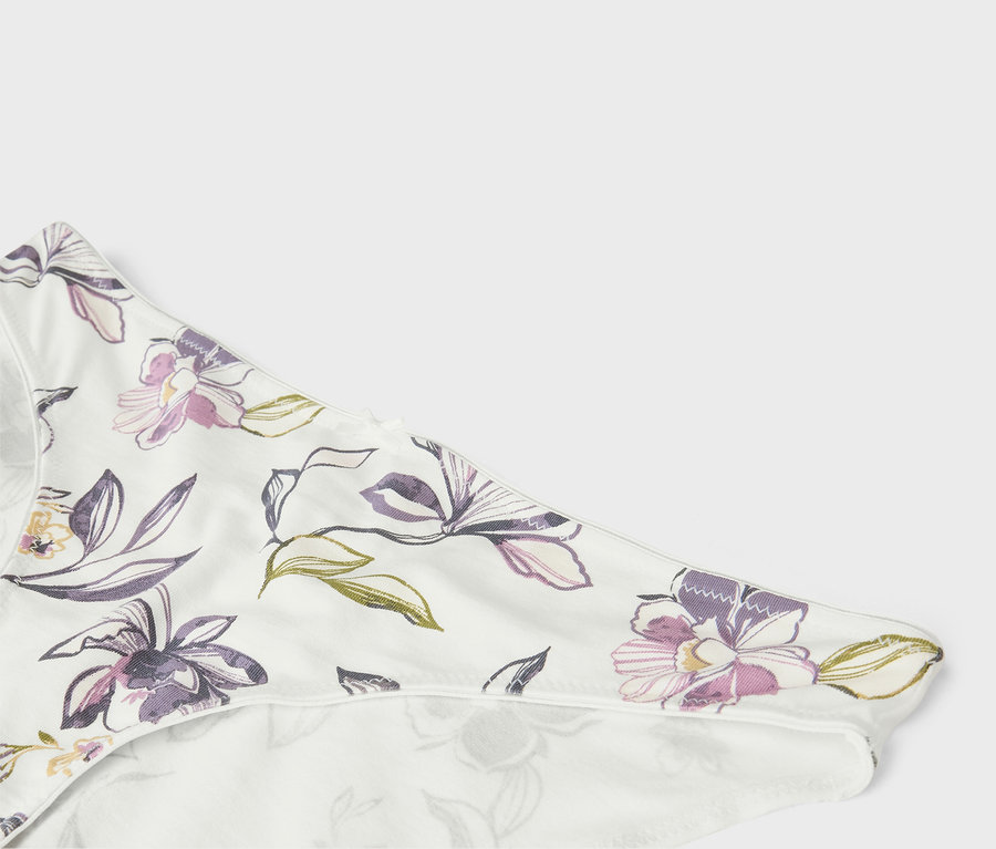 Virágmintás fehérnemű közelről.