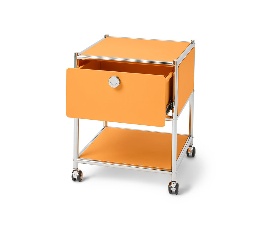 Közelkép a narancssárga »CN3« fiókos fém kisasztalról, kihúzott fiókkal.