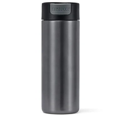 Egy szürke Kambukka To-Go bögre, 500 ml-es.