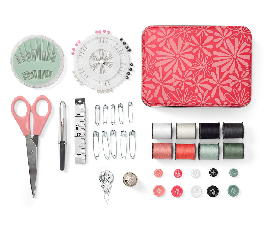 Nemesacél dobozos varrókészlet ollóval, gombokkal, tűkkel, gombostűkkel, mérőszalaggal, cérnákkal, biztosítótűkkel és gyűszűvel.